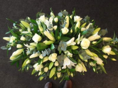 coffin spray - We work closely with all local funeral directors and ensure your floral tribute is delivered freshly and on time.